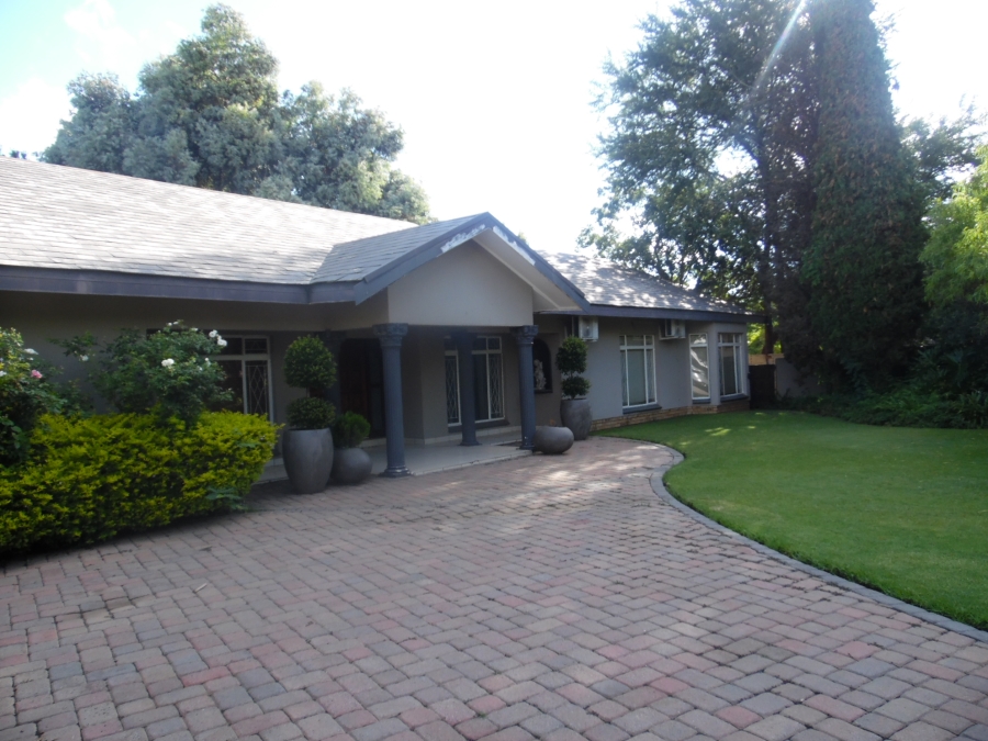 6 Bedroom Property for Sale in Jim Fouchepark Free State